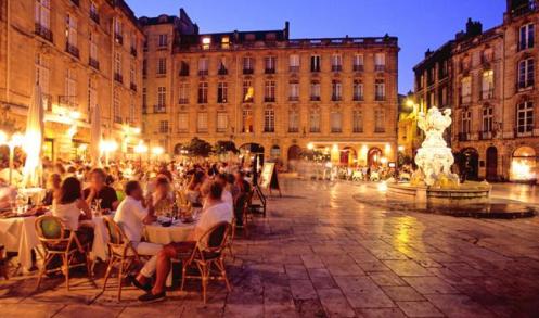 À noite, nada como um jantar ao livre em Bordeaux, regado a vinhos... bordeaux